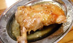 フライパンで焼いた骨付き鶏