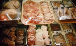 牛・豚・鶏と並んで…