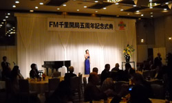 真奈尚子さんの歌のステージ